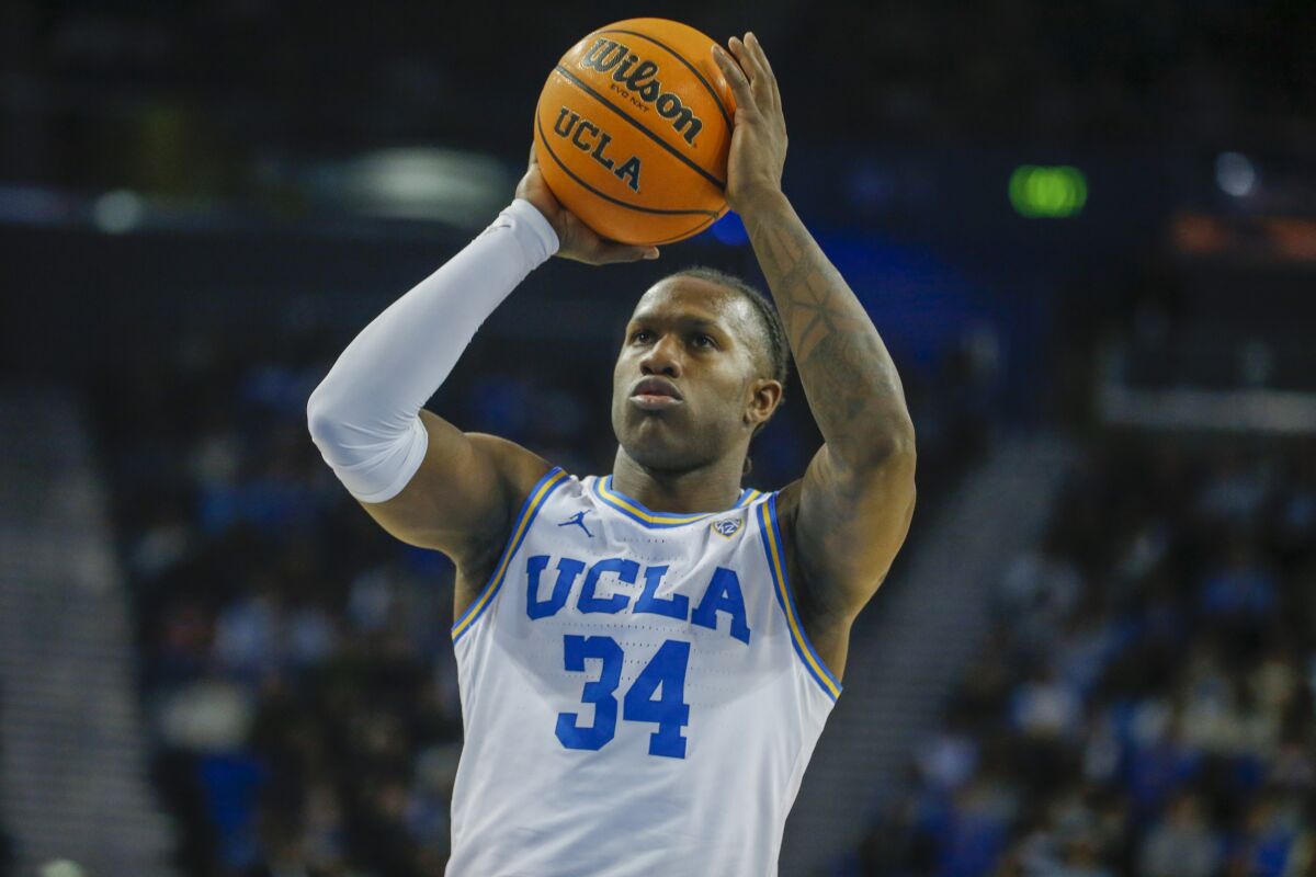 UCLA guardı David Singleton, 2 Mart 2023'te Los Angeles'ta Arizona State'e karşı serbest atış yapıyor.