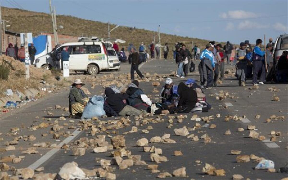 Mineros artesanales en huelga bloquean el tráfico en Panduro, Bolivia, el martes 23 de agosto de 2016. Miles de mineros independientes reanudaron sus protestas con bloqueos de carreteras donde se enfrentaron con la policía, tras lo cual varias personas quedaron heridas y una falleció. El fiscal general de Bolivia advirtió que no es posible confirmar si un viceministro boliviano secuestrado el jueves 25 de agosto de 2016 por manifestantes tras la muerte de dos mineros en choques con la policía ha fallecido o no, a pesar de que un periodista dijo que lo vio sin vida.