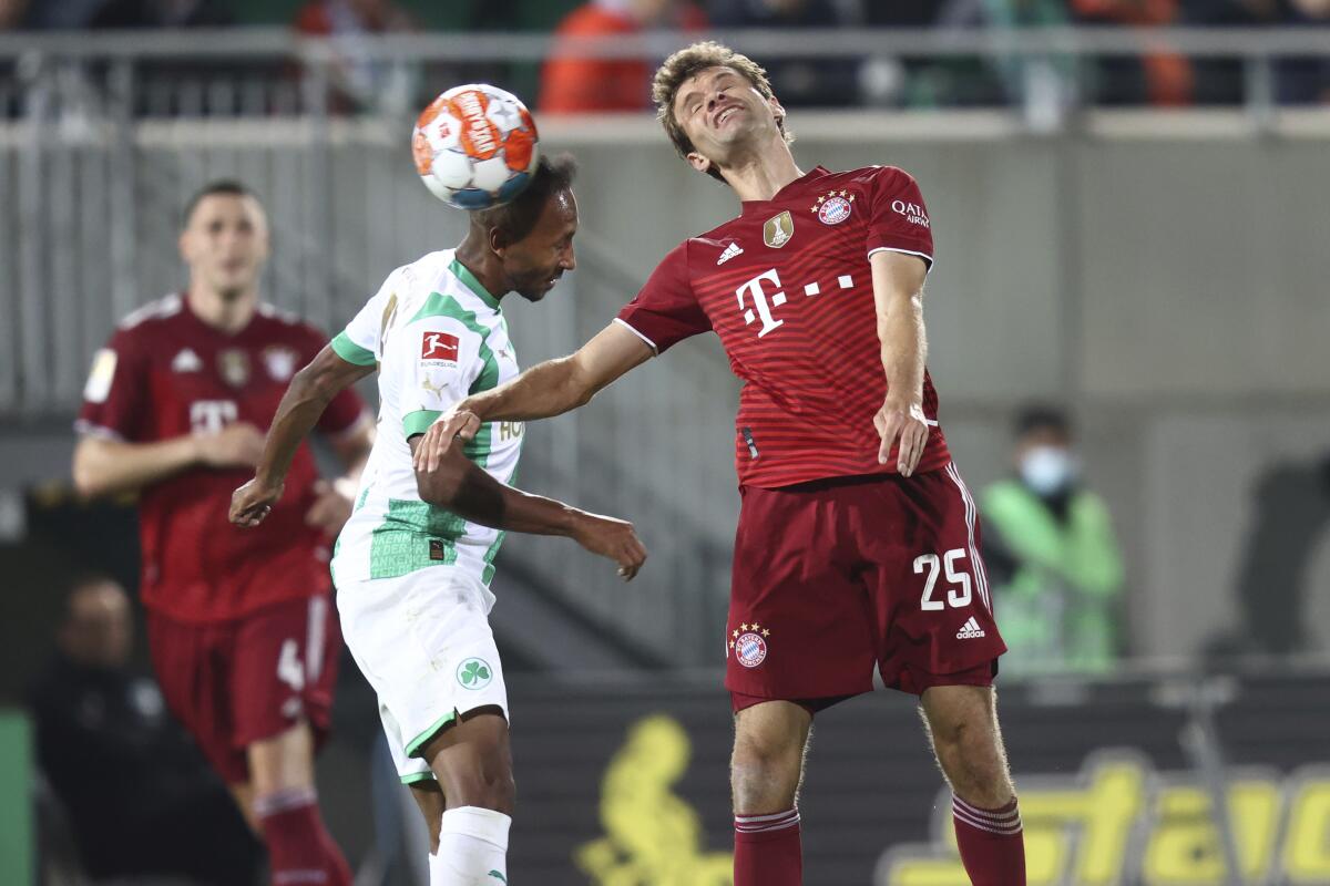 Thomas Müller, del Bayern Múnich, y Julian Green, del Fürth,