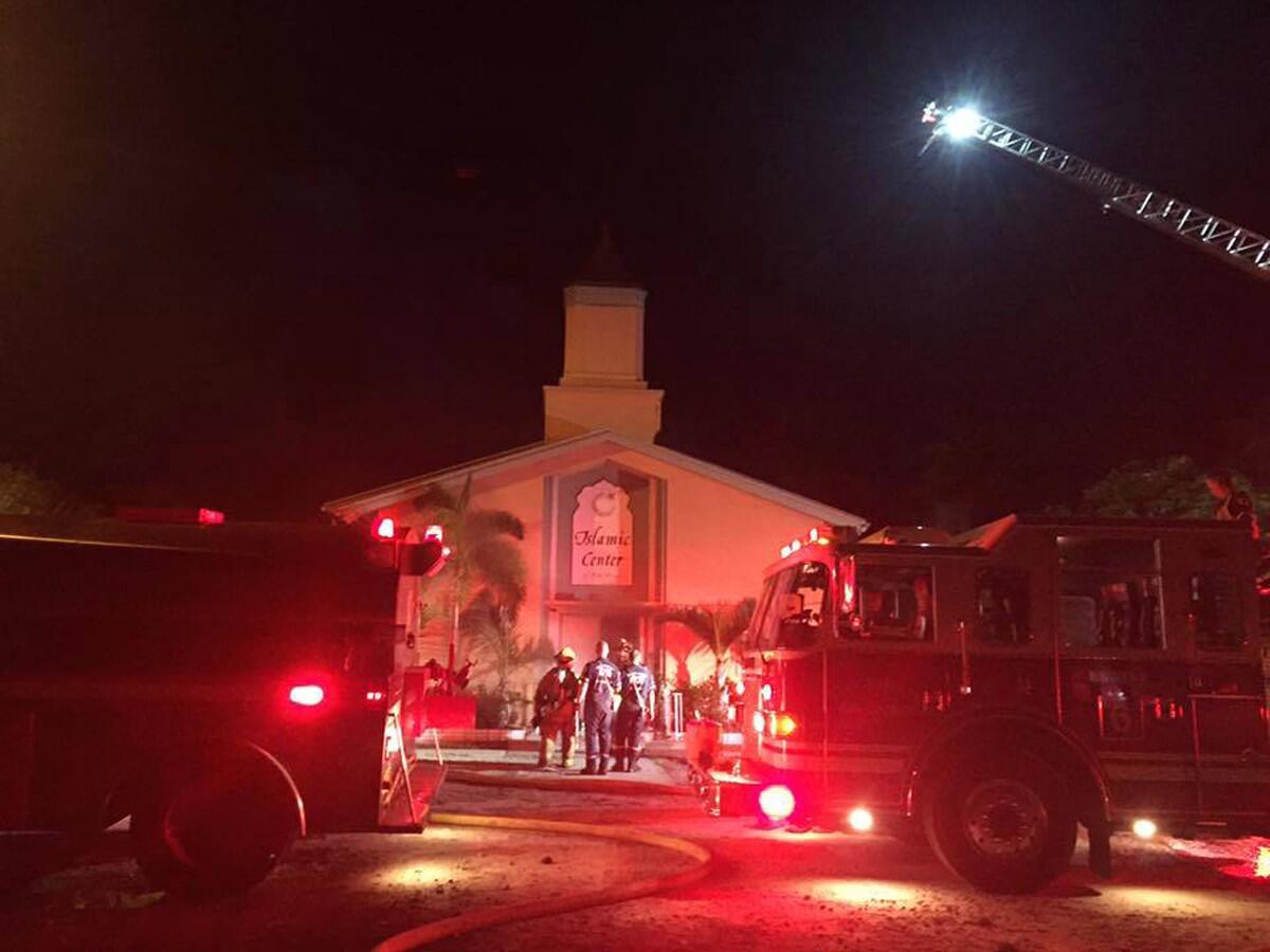 Fotografía facilitada por la oficina del Sheriff de St. Lucie, en la que los bomberos combaten un incendio en una mezquita de Fort Pierce, Florida, la madrugada del lunes 12 de septiembre de 2016. (oficina del Sheriff de St. Lucie vía AP)