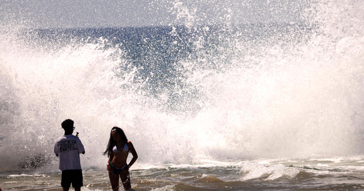 Photo: latimes.com VENICE BEACH, CA - SEPTEMBER 5, 2026 - - Malick Dickens, 23, takes pictures of his girlfriend Daijah Martin, 23, as huge