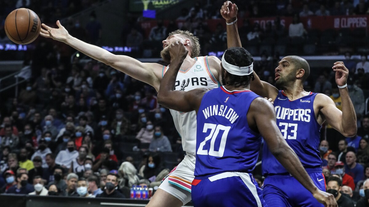 Bad habits begin to reappear as Spurs hand Clippers third straight loss