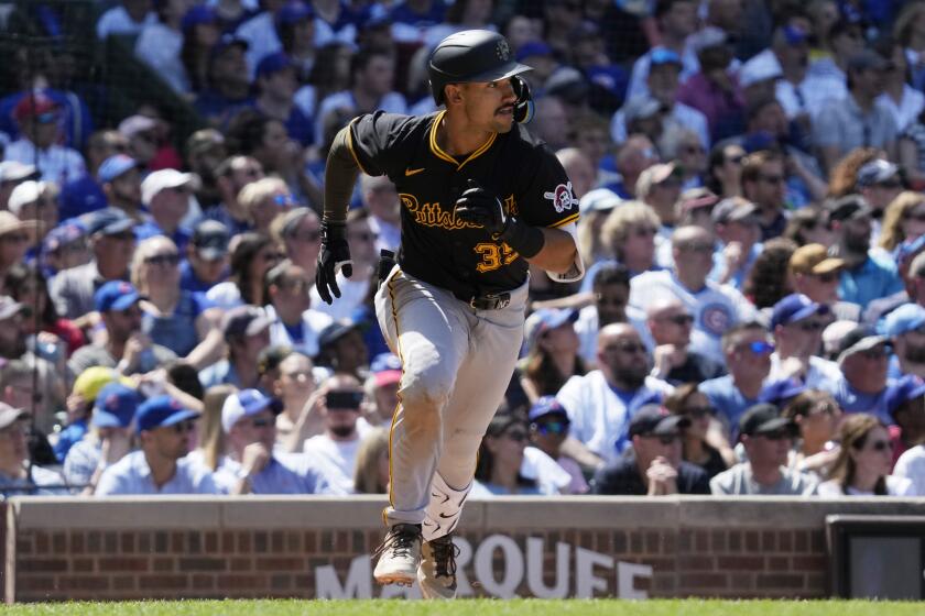 Nick Gonzales, de los Piratas de Pittsburgh, corre mientras observa el sencillo productor de dos carreras durante la quinta entrada del juego de béisbol en contra de los Cachorros de Chicago, el domingo 19 de mayo de 2024. (AP Foto/Nam Y. Huh)