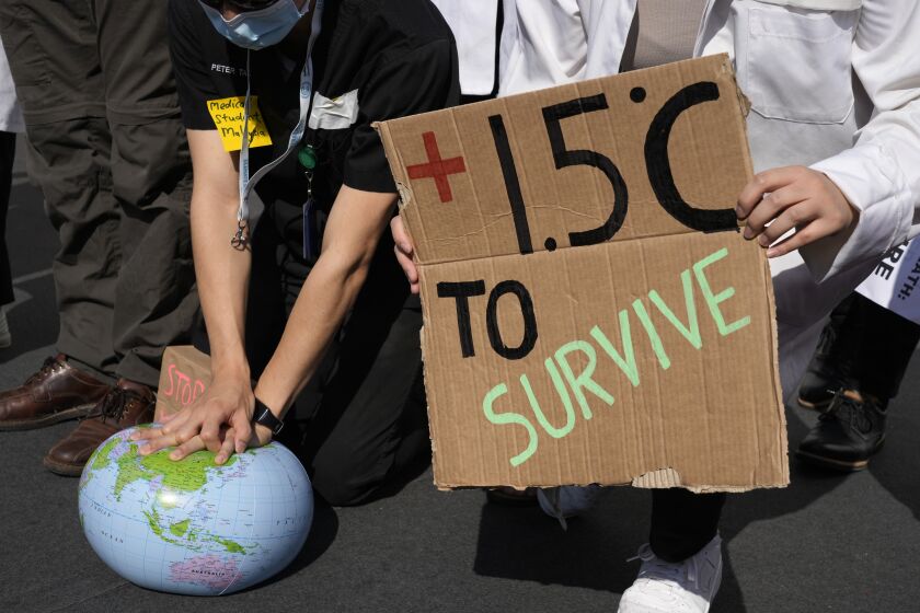 Manifestantes simulan intentar resucitar a la Tierra durante una protesta en defensa del objetivo climático de 1,5 grados Celsius durante la Cumbre del Clima de las Naciones Unidas COP27, el 16 de noviembre de 2022, en Sharm el-Sheikh, Egipto. (AP Foto/Peter Dejong, archivo)