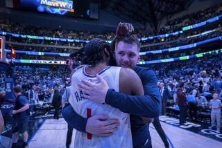 El esloveno Luka Doncic, de los Mavericks de Dallas, abraza a James Harden, de los Clippers de Los Ángeles, tras derrotarlo en una serie de playoffs, el viernes 3 de mayo de 2024 (AP Foto/Jeffrey McWhorter)