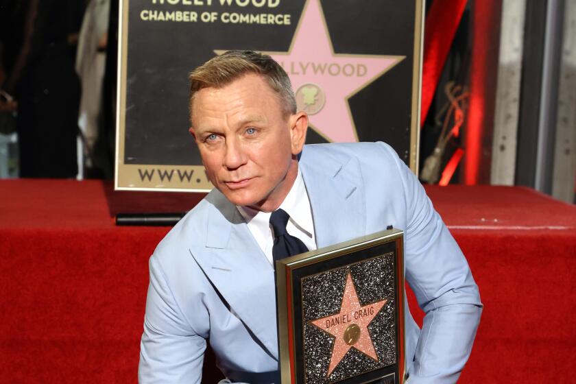 Daniel Craig se despide de James Bond con estrella en el Paseo de la Fama de Hollywood.