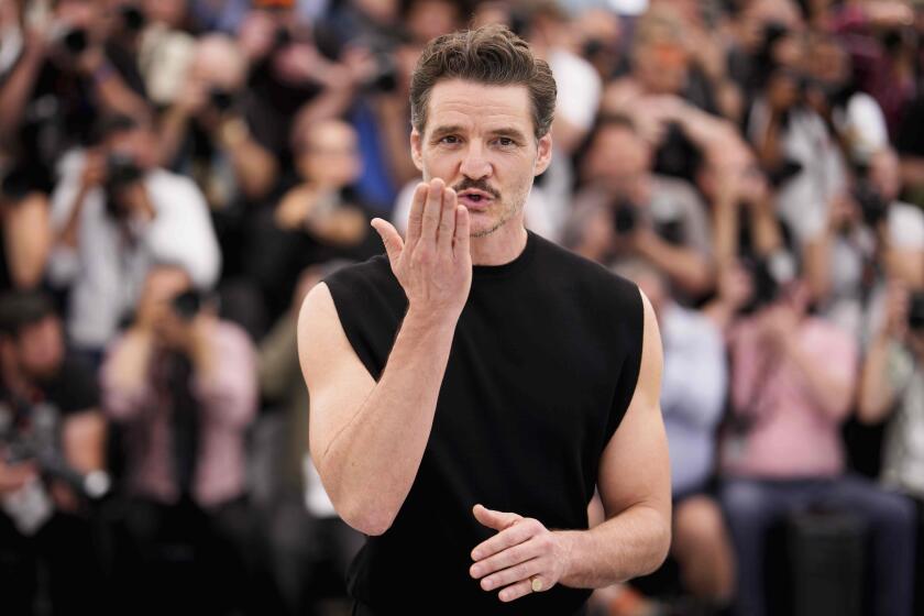 Pedro Pascal pasa por la alfombra roja de "Eddington" en el Festival de Cannes, el 17 de mayo del 2025.