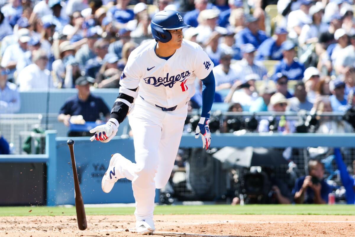 Bintang Dodgers Shohei Ohtani melemparkan tongkat pemukulnya setelah memukul satu pukulan pada inning kelima pada hari Kamis.