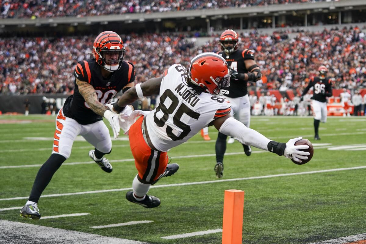 Cleveland Browns tight end David Njoku reaches for a touchdown against Cincinnati Bengals safety Jessie Bates III.
