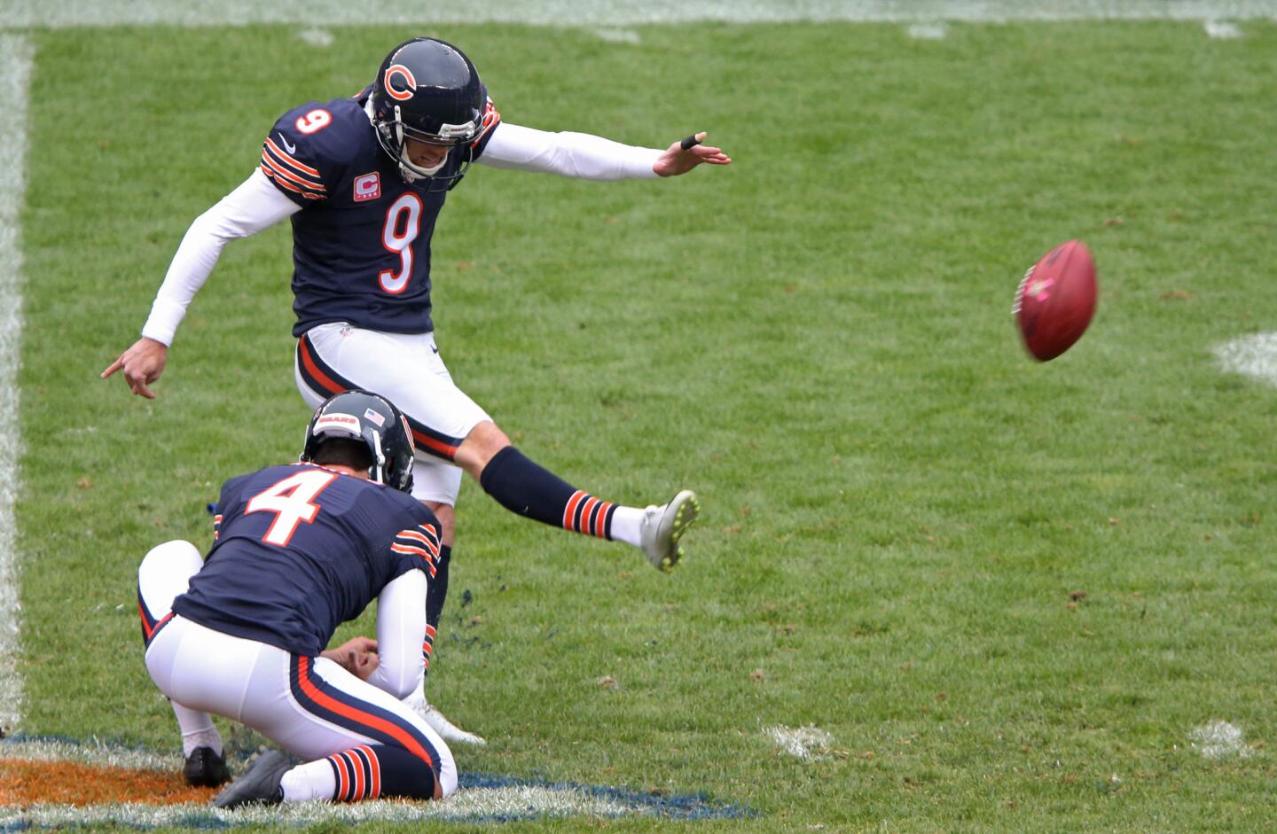 Robbie Gould kicks a 54-yard, game-winning field goal in the fourth quarter against the Oakland Raiders.