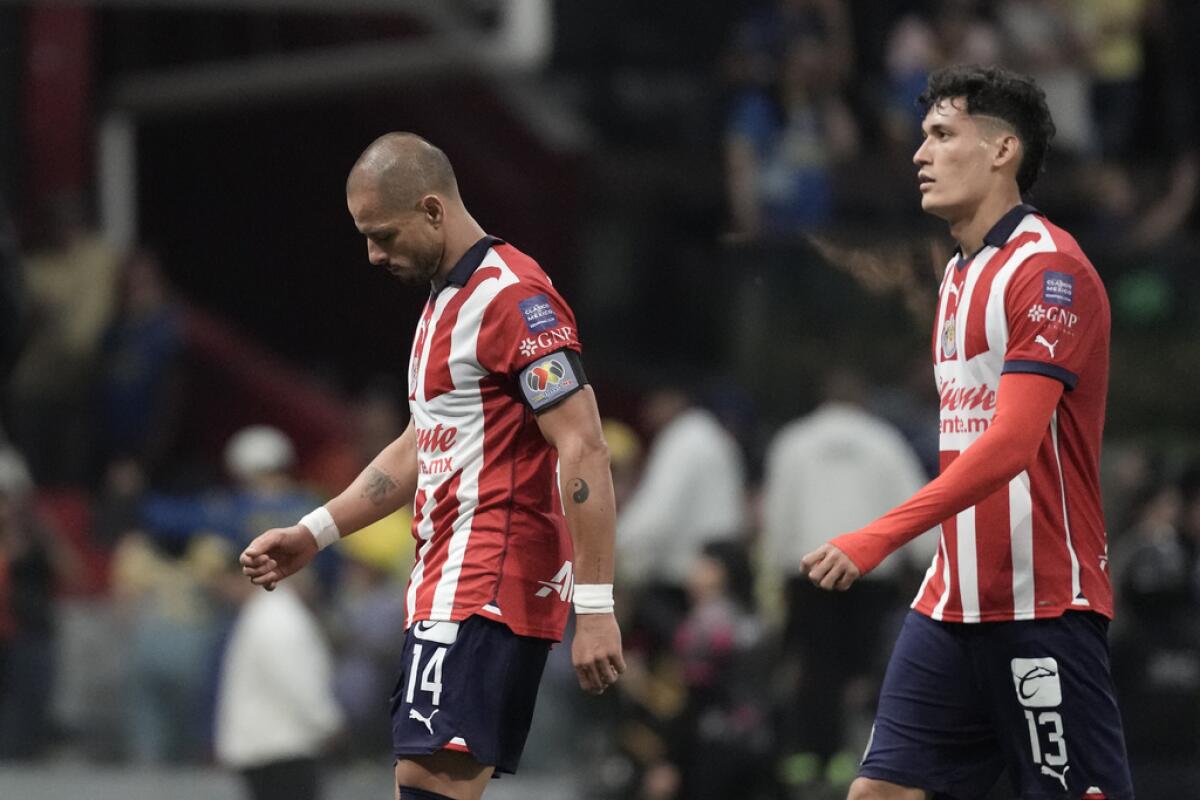 Javier "Chicharito" Hernández y Jesús Orozco, de las Chivas.