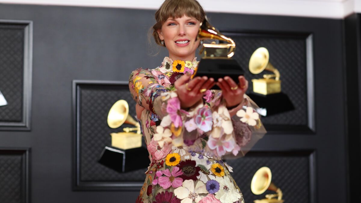 Person med ansvar for sportsspil Afbrydelse lørdag 2021 Grammys: Taylor Swift ties record for album of the year - Los Angeles  Times