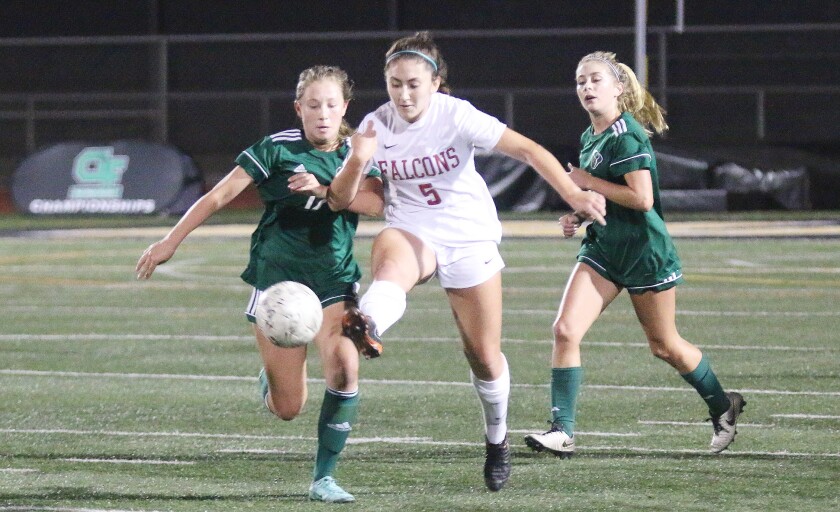 Senior Carolina Nelson (5) of Torrey Pines