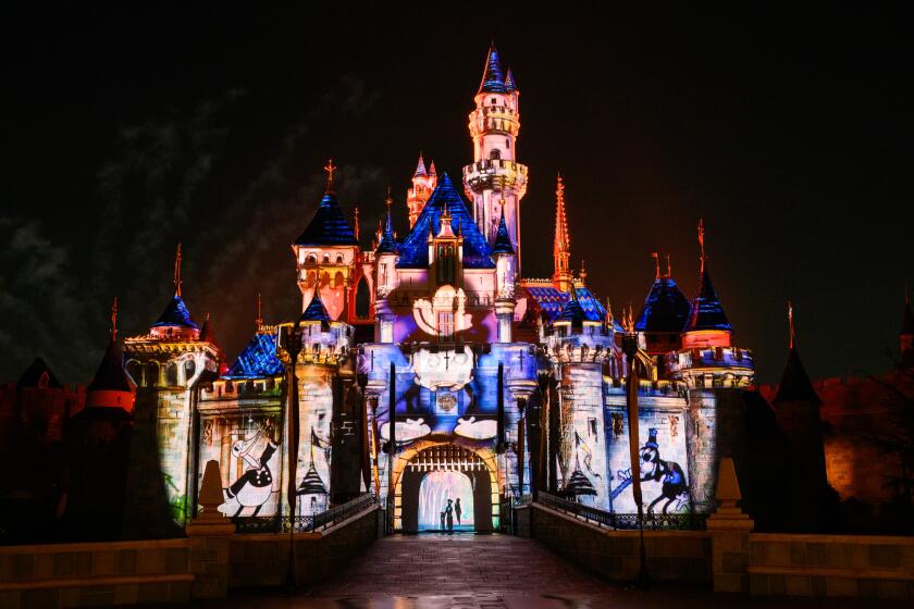 “Wondrous Journeys” debutó en Disneyland Park en Anaheim, California, para celebrar el Aniversario 100 de The Walt Disney Company. Se trata de un nuevo espectáculo nocturno de Disney Live Entertainment, que convierte Main Street, U.S.A., el Castillo de la Bella Durmiente, la fachada de “It’s a Small World” y Rivers of America en el lienzo de un artista con efectos de iluminación, proyecciones de los clásicos de Disney y más.