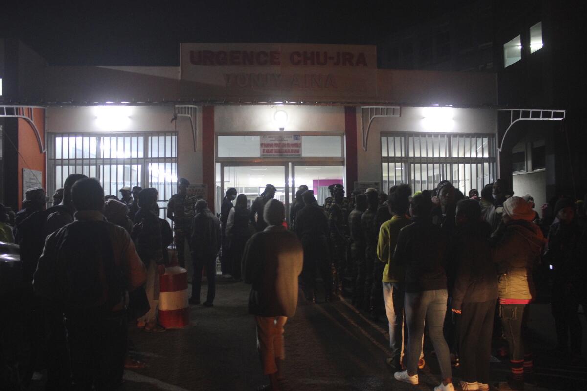 Gente se aglomera frente al hospital HJRA en Antananarivo. Madagascar, 