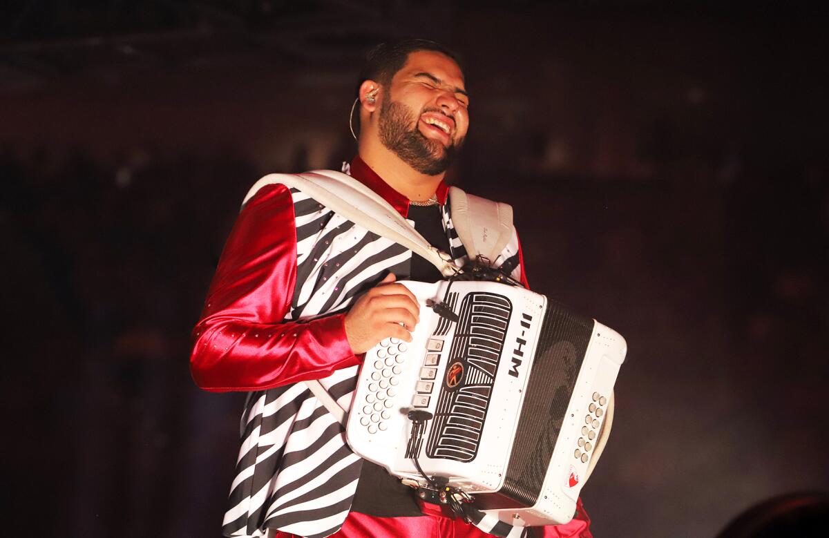 Dylan Camacho le puso pasión al acordeón durante la actuación de Grupo Firme en el SoFi Stadium.