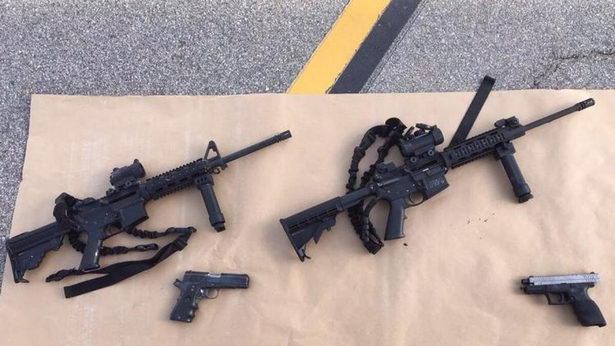 En esta imagen proporcionada por el Departamento del Sheriff del Condado de San Bernardino, cuatro armas de fuego aparecen cerca del sitio de un tiroteo entre policía y sospechosos, en San Bernardino, el 4 de diciembre pasado.