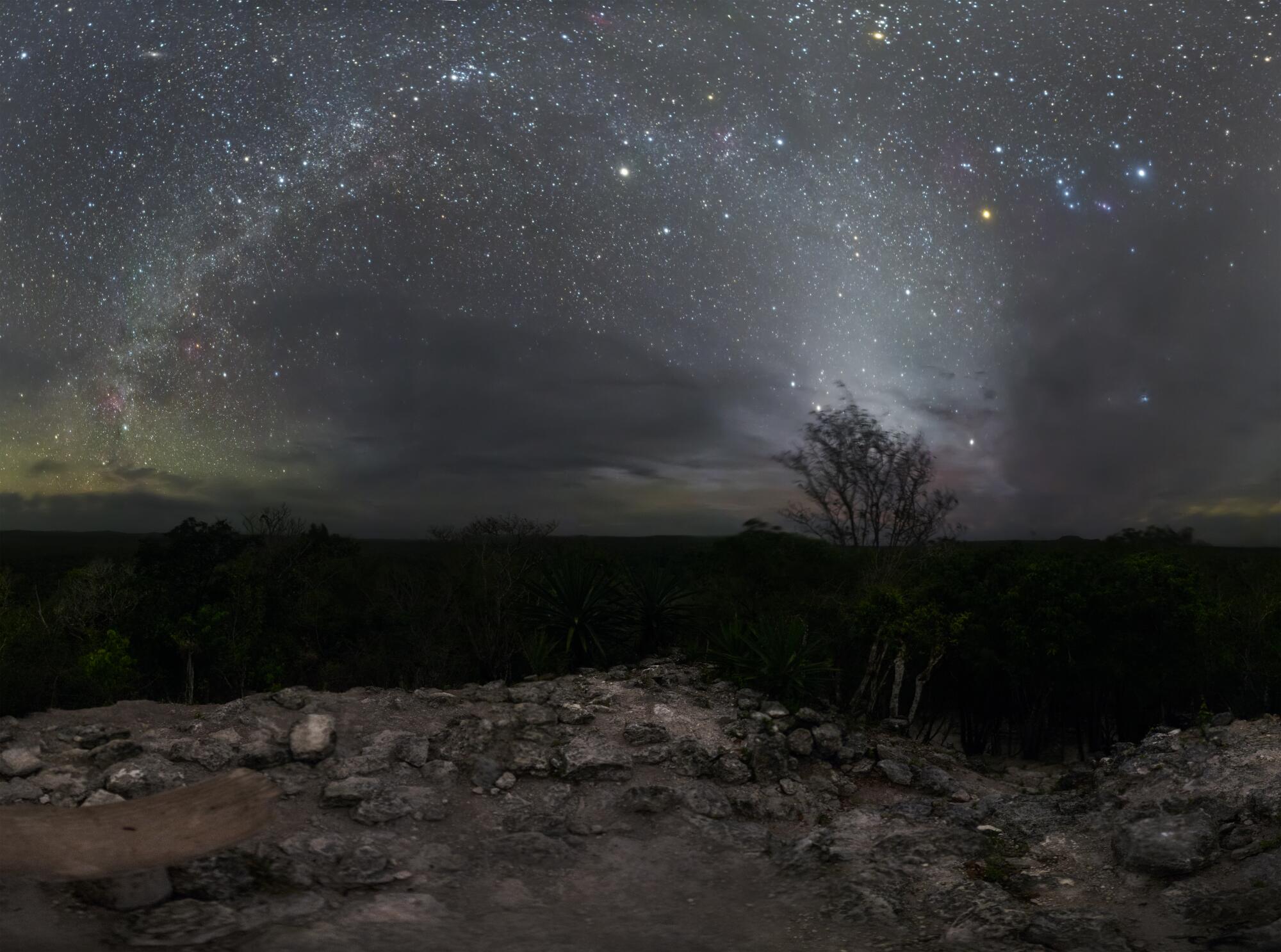 Cielo nocturno visto desde El Mirador, el Petén, Guatemala. 