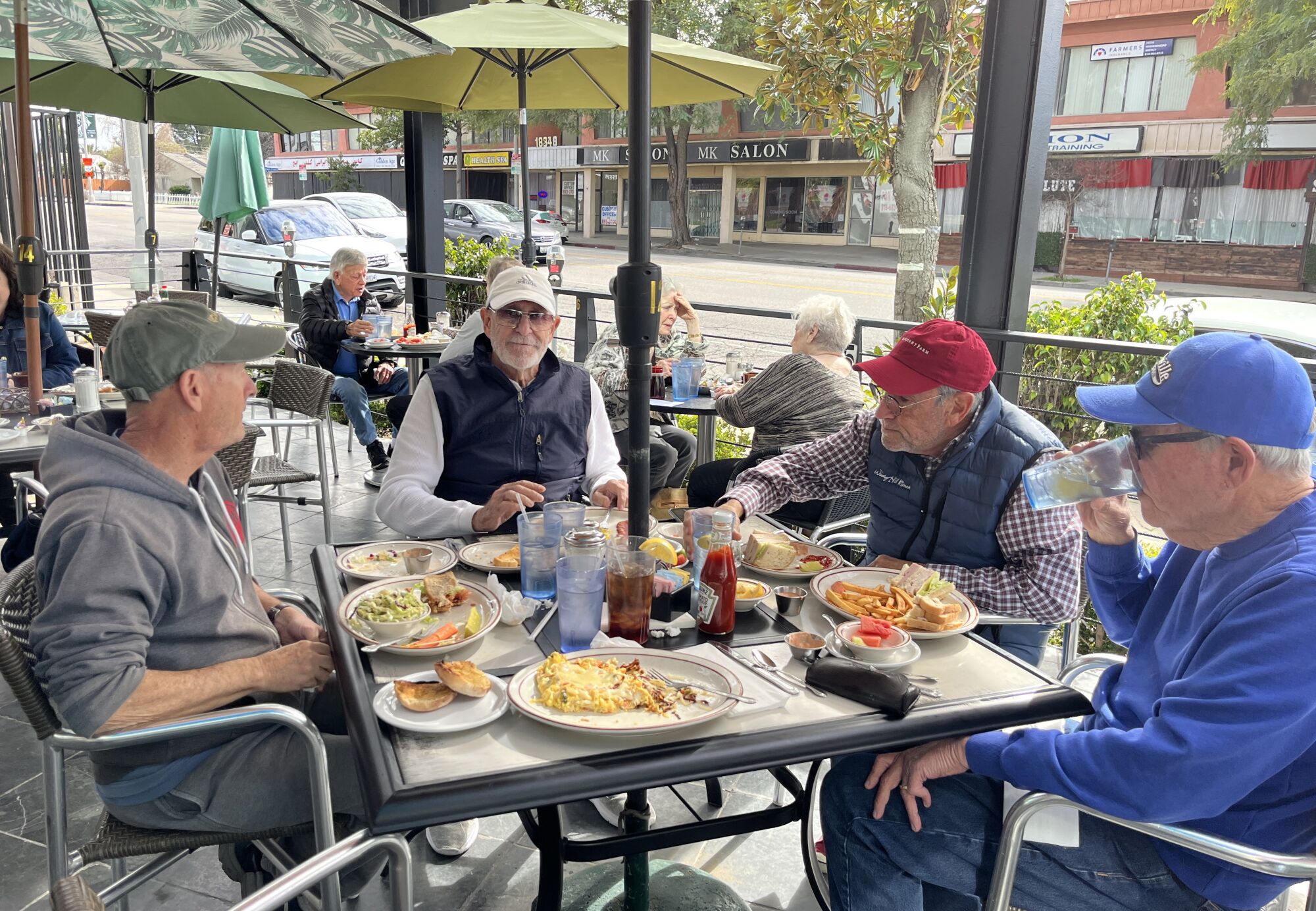 Soldan, Jonathan Curtiss, Jerry Nussbaum, Les Steier ve Dave Gurian, Tarzana'daki VIP's Cafe'de öğle yemeği yiyorlar.