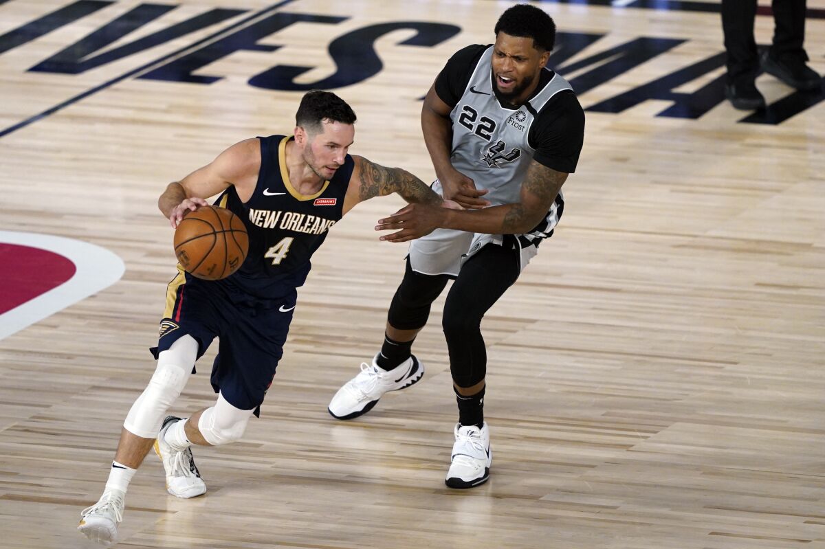 The Pelicans' J.J. Redick drives against the Spurs' Rudy Gay on Aug. 9, 2020.