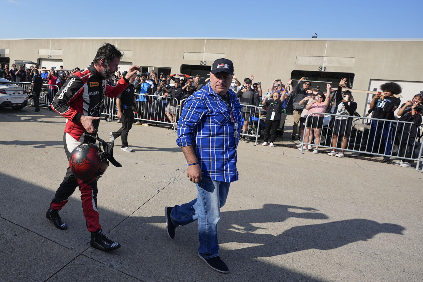 Jaxson Reeves Racing Keanu Reeves se sale de la pista en el Indianapolis Motor Speedway en ...