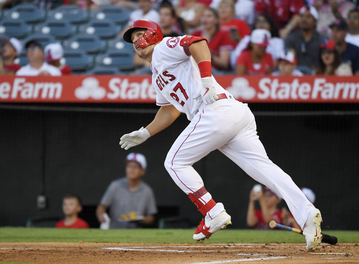 Archivo:Los Angeles Angels center fielder Mike Trout (27