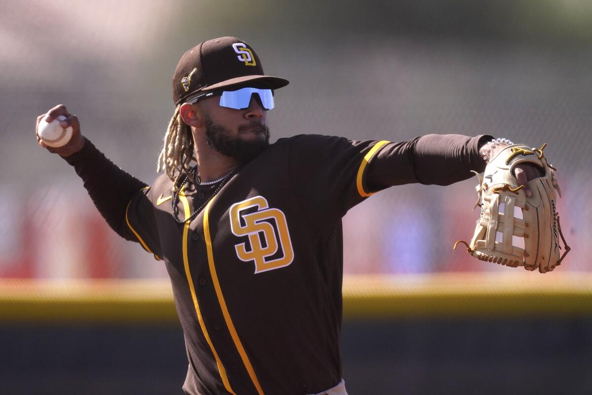 Padres SS Tatis Jr. leaves game with shoulder discomfort –