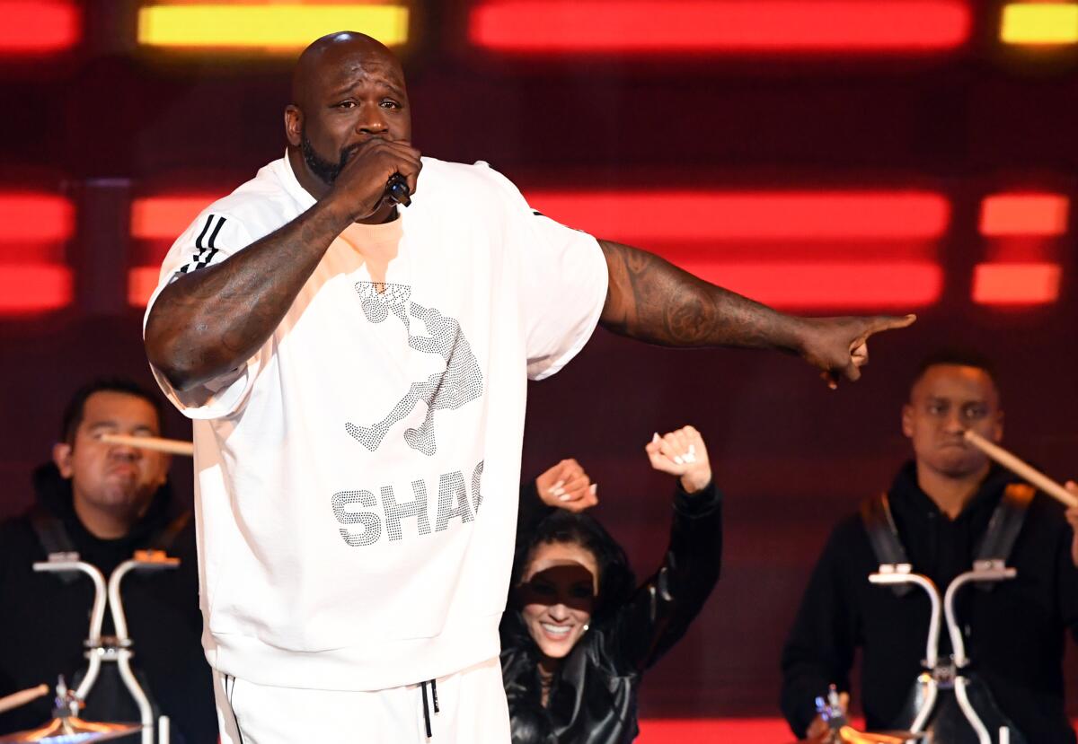 Former Lakers star Shaquille O'Neal performs a song.