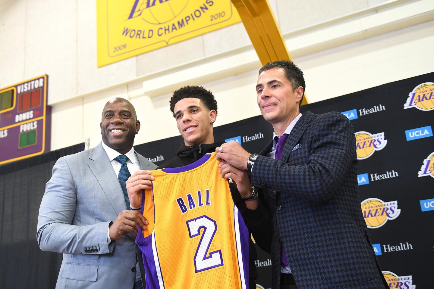 Lakers' Lonzo Ball throws out first pitch at Dodger Stadium