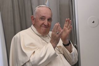 El papa Francisco aplaude el domingo 5 de febrero de 2023 durante una conferencia de prensa a bordo del avión papal, en dirección a Roma. (Tiziana Fabi/Foto compartida vía AP)