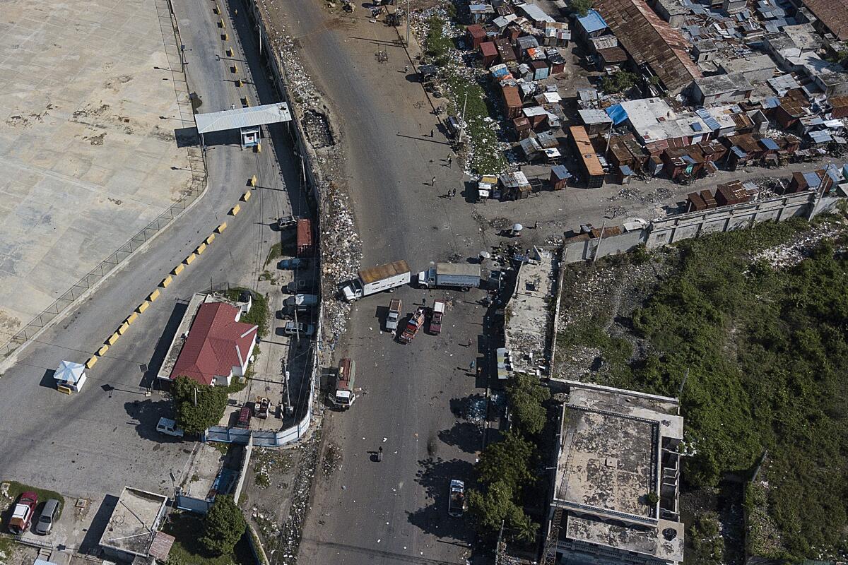Utilizando camiones, las pandillas bloquean el acceso a las terminales de Varreux, en Puerto Príncipe, Haití, 