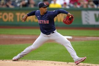 Brayan Bello, lanzador de los Medias Rojas de Boston, trabaja durante la primera entrada del juego de béisbol en contra de los Piratas de Pittsburgh, el viernes 29 de abril de 2024, en Pittsburgh. (AP Foto/Gene J. Puskar)