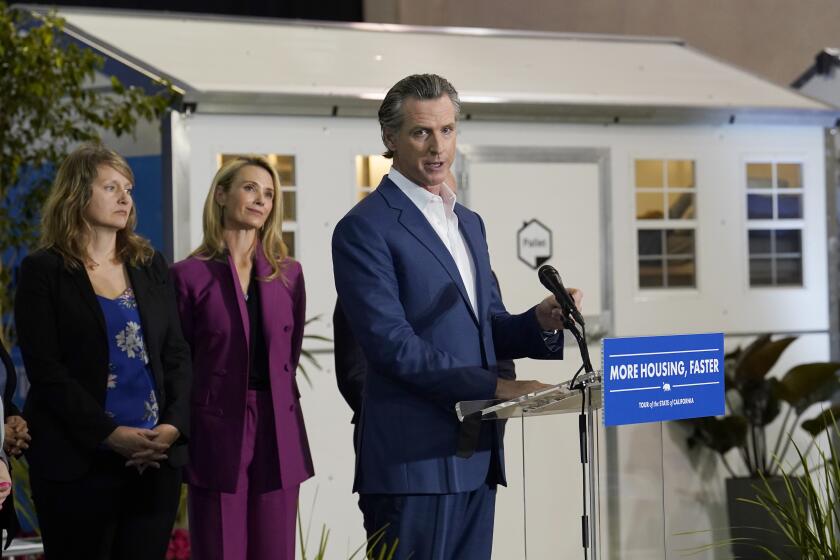 El gobernador de California, Gavin Newsom, discute sus planes para construir 1.200 pequeñas viviendas en todo el estado para reducir la indigencia, durante el primer día de una gira de cuatro días por la entidad, el jueves 16 de marzo de 2023, en Sacramento. (AP Foto/Rich Pedroncelli)