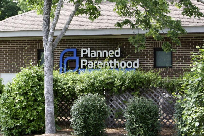 El centro de salud de Planned Parenthood, una organización de planificación familiar, ubicado en Chapel Hill, Carolina del Norte, el 3 de mayo de 2024. (Foto AP/Makiya Seminera, Archivo)