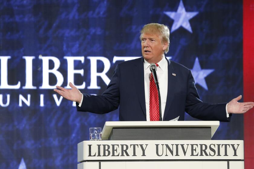 ARCHIVO - El candidato presidencial republicano Donald Trump gesticula durante un discurso en la Universidad Liberty en Lynchburg, Virginia, el 18 de enero de 2016. (AP Foto/Steve Helber, Archivo)