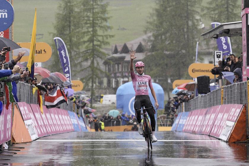 El líder general Tadej Pogacar al ganar la 16ta etapa del Giro de Italia, el martes 21 de mayo de 2024, en Santa Cristina Val Gardena. (Marco Alpozzi/LaPresse vía AP)