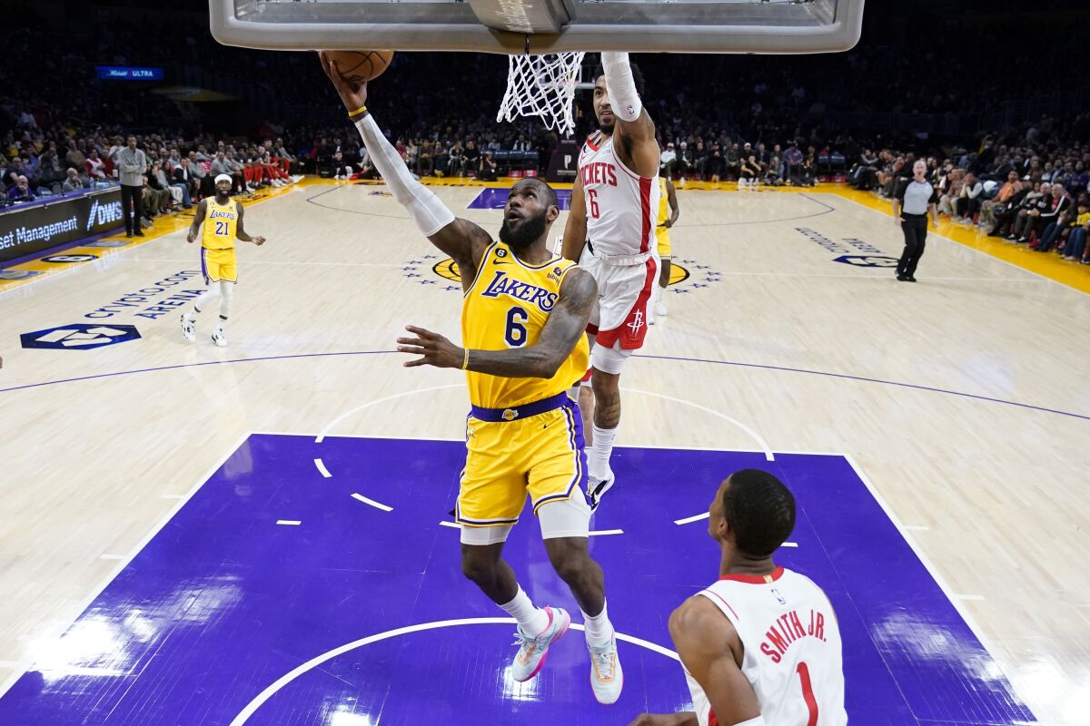 LeBron James marque devant Kenyon Martin Jr. de Houston en première mi-temps.