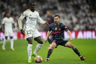 Ferland Mendy del Real Madrid pelea por el balón Kyle Walker del Manchester City en el duelo de ida de los cuartos de final de la Liga de Campeones en el Estadio Santiago Bernabeu el martes 9 de abril del 2024. (AP Foto/Manu Fernandez)