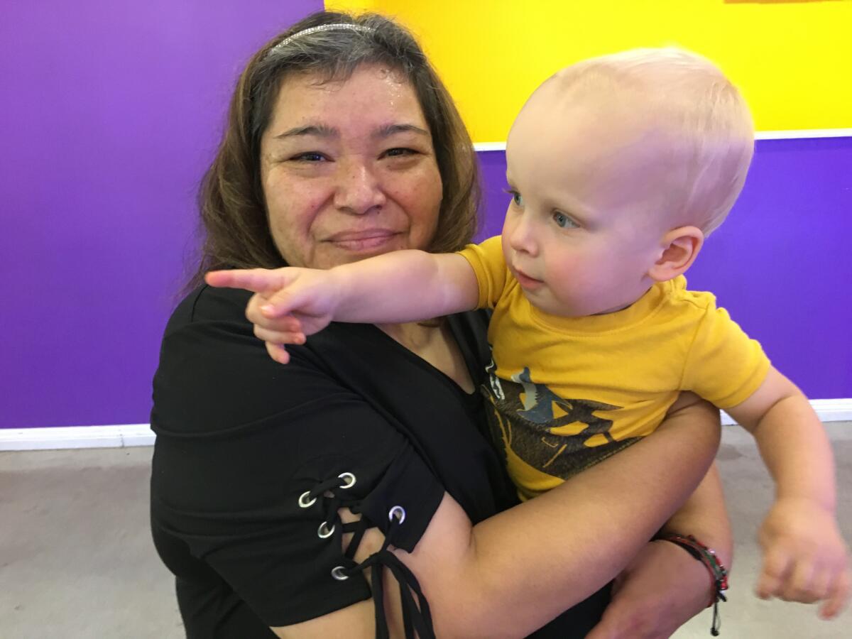 Lisa Agredano con el hijo de la reportera, Charlie, en noviembre de 2019.
