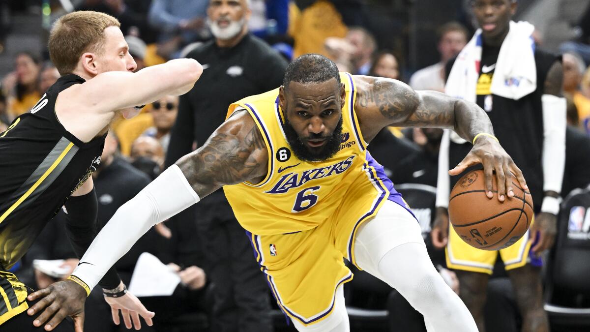 Davis, James deliver as Lakers top Curry, Warriors in Game 1 - The San  Diego Union-Tribune