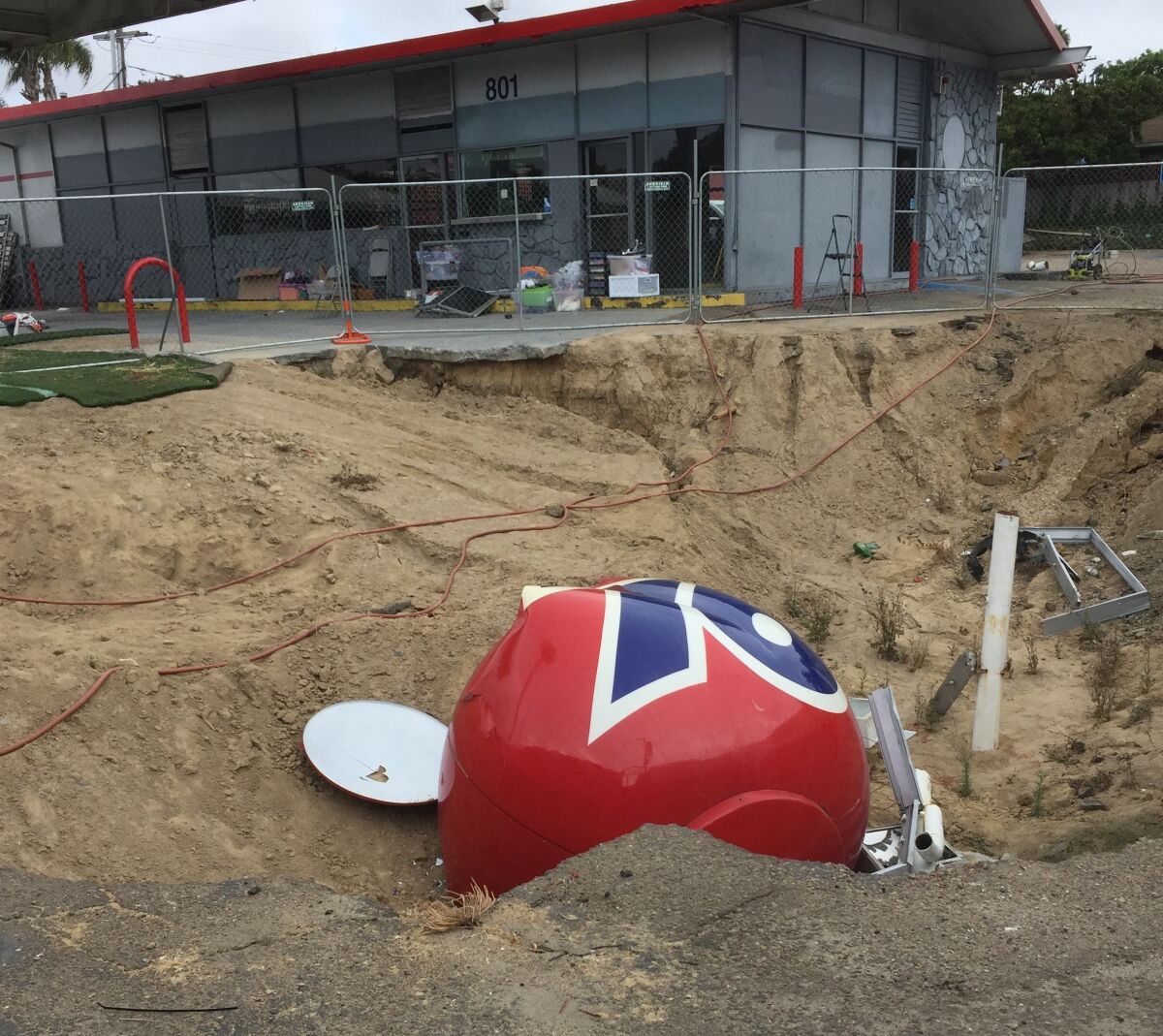 The former Unocal 76 gas globe, and its pole, can still be seen at 801 Pearl St. You just have to look harder.