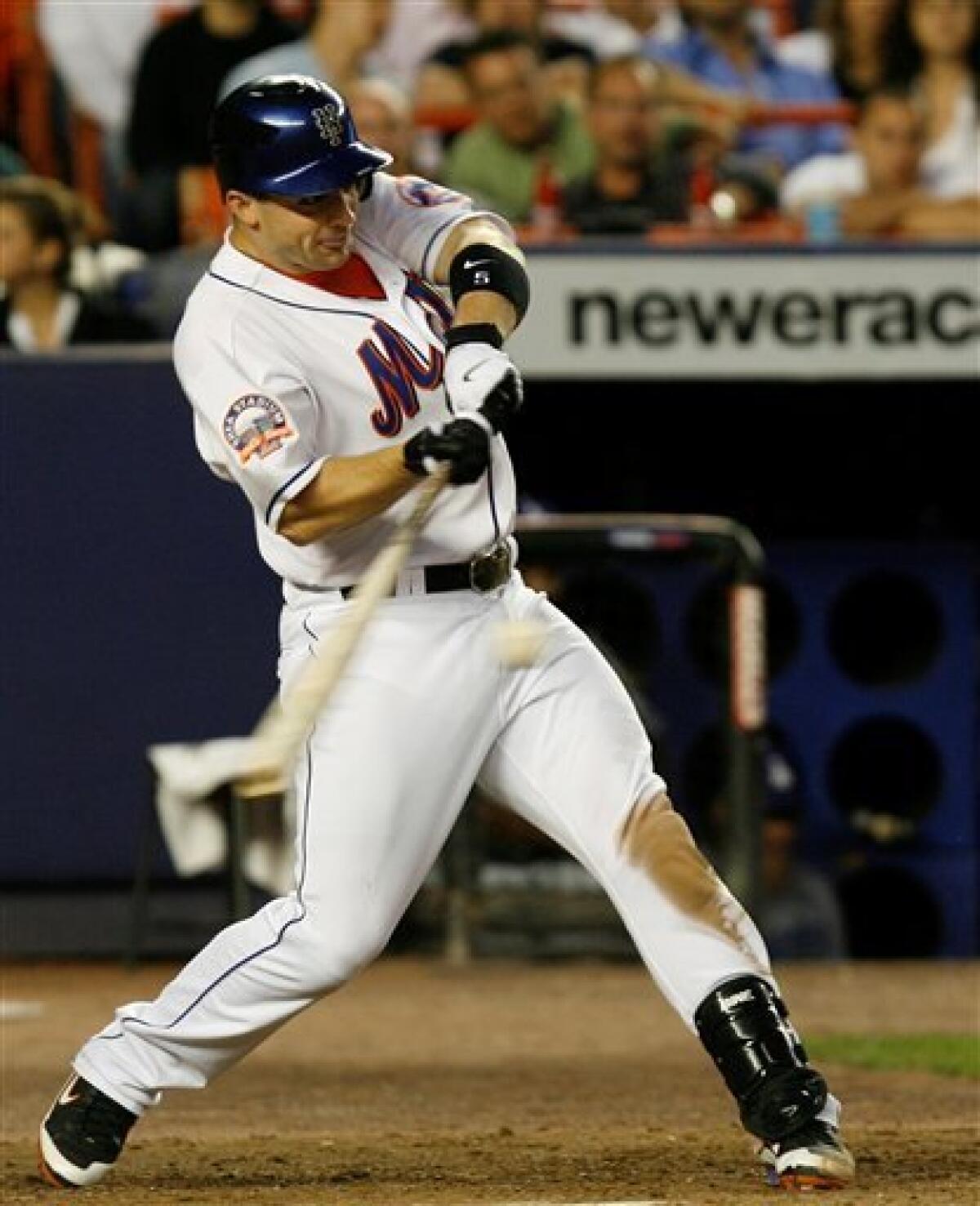 New York Mets David Wright makes an error at 3rd base on a ball hit