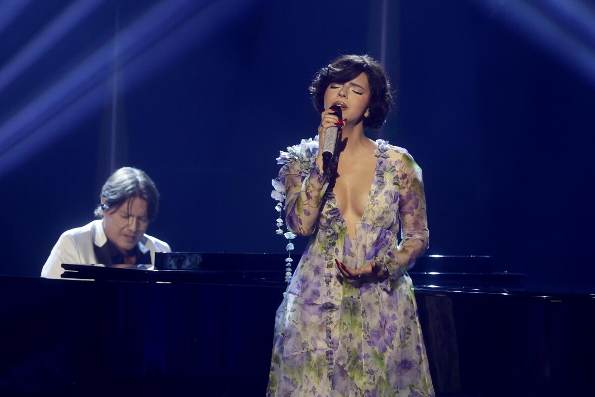 Arthur Hanlon y Ángela Aguilar en el escenario de Billboard Mujeres Latinas.