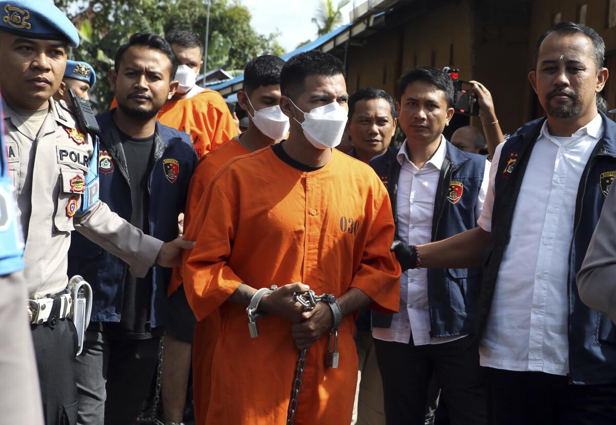 La policía de Indonesia arresta a tres mexicanos luego de un robo armado