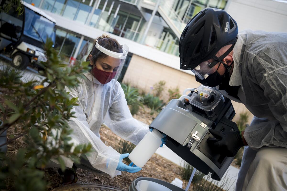 Científicos recolectan aguas residuales en UCSD