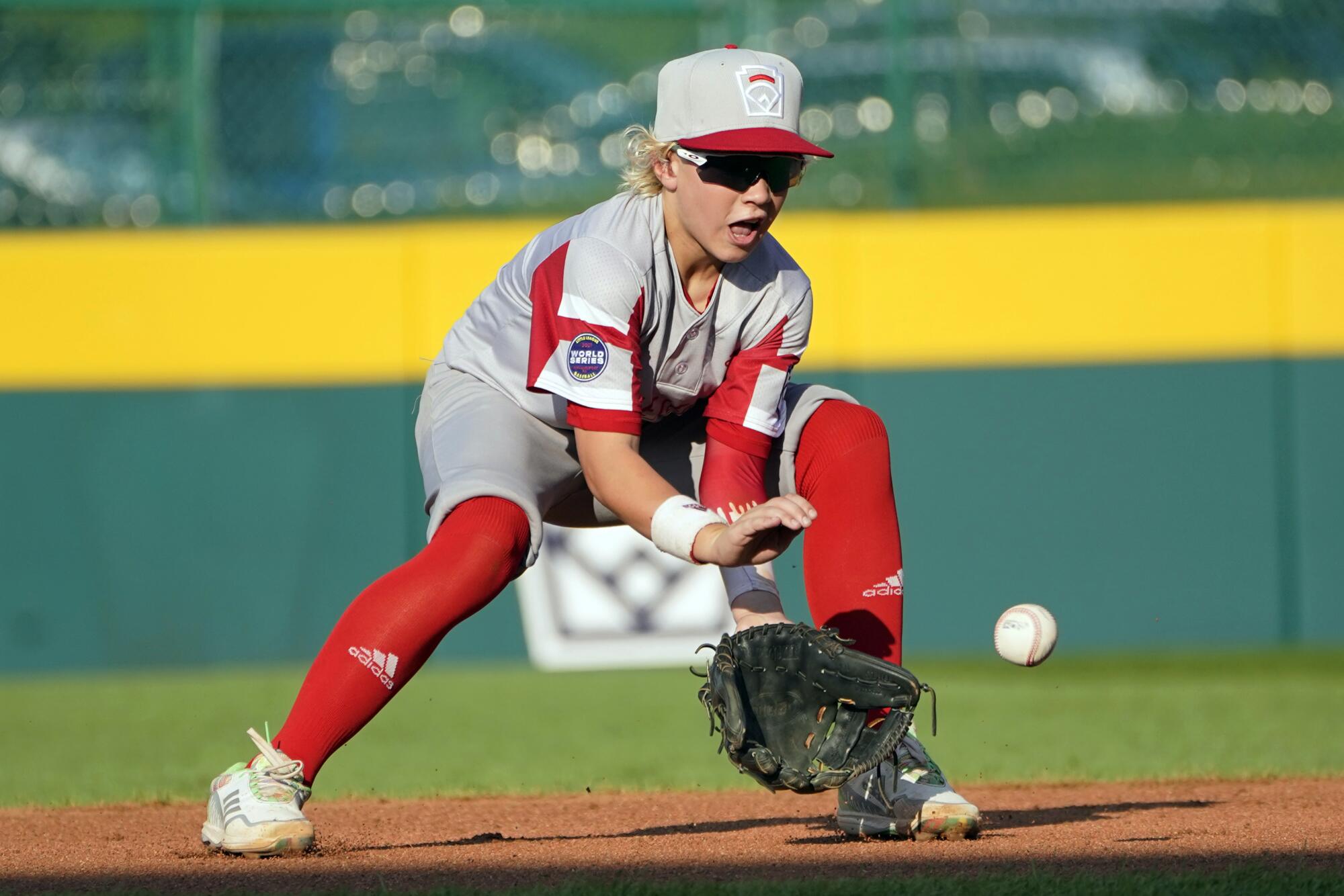 Sioux Falls, S.D., second baseman Cason Mediger fields a ball hit by Torrance, Calif.'s Andrew Nuruki