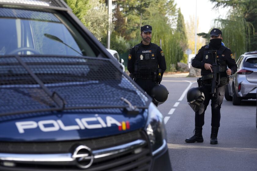 Policías españoles cerca de la embajada ucraniana en Madrid, el 30 de noviembre de 2022. (Foto AP/Paul White)