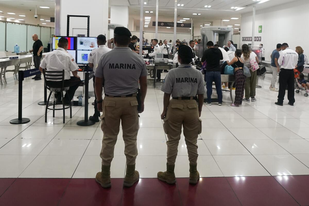 ARCHIVO - Oficiales de la Armada de México montan guardia junto a un control de seguridad