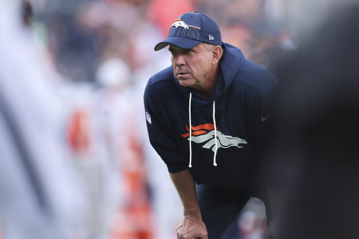 野马队教练肖恩·佩顿(Sean Payton)在比赛开始前就在比赛前观看球员的变暖。