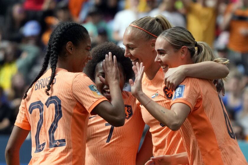 La holandesa Jill Roord (derecha) festeja con sus compañeras tras marcar el primer tanto ante Sudáfrica en el partido de octavos de final de la Copa del Mundo, el domingo 6 de agosto de 2023 (AP Foto/Mark Baker)